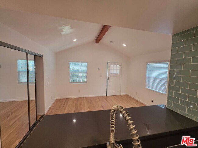 Foto del edificio - 311 N Venice Blvd