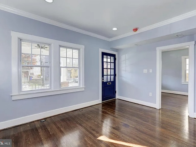 Foto del edificio - 811 Thayer Ave