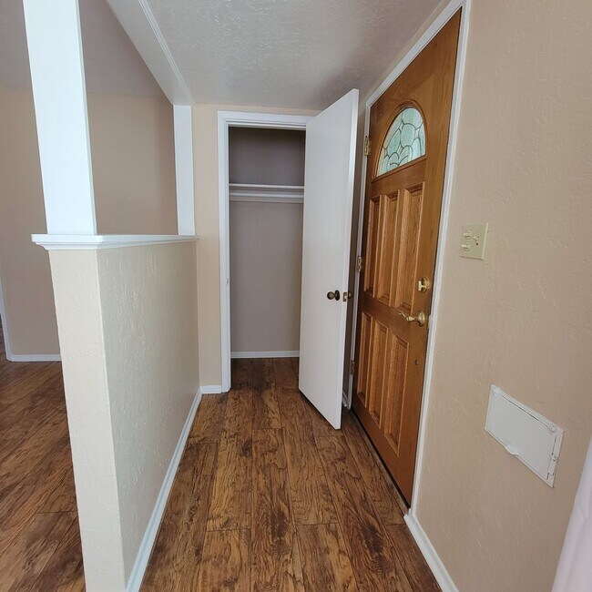 Foto del edificio - Adorable 2 bed 1.5 bath house with HUGE yard!!