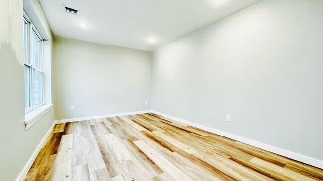 Building Photo - 83 Warren St