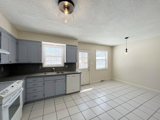 Building Photo - A Perfect Place to Call Home!!