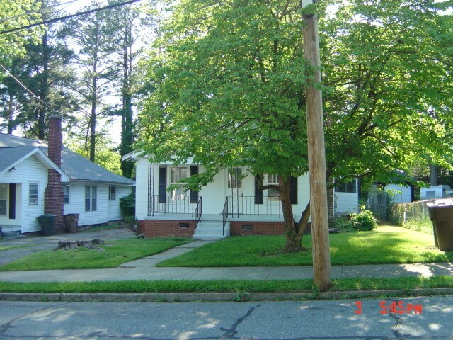 Foto principal - 1 BR apartment w/ hardwood floors and lawn...