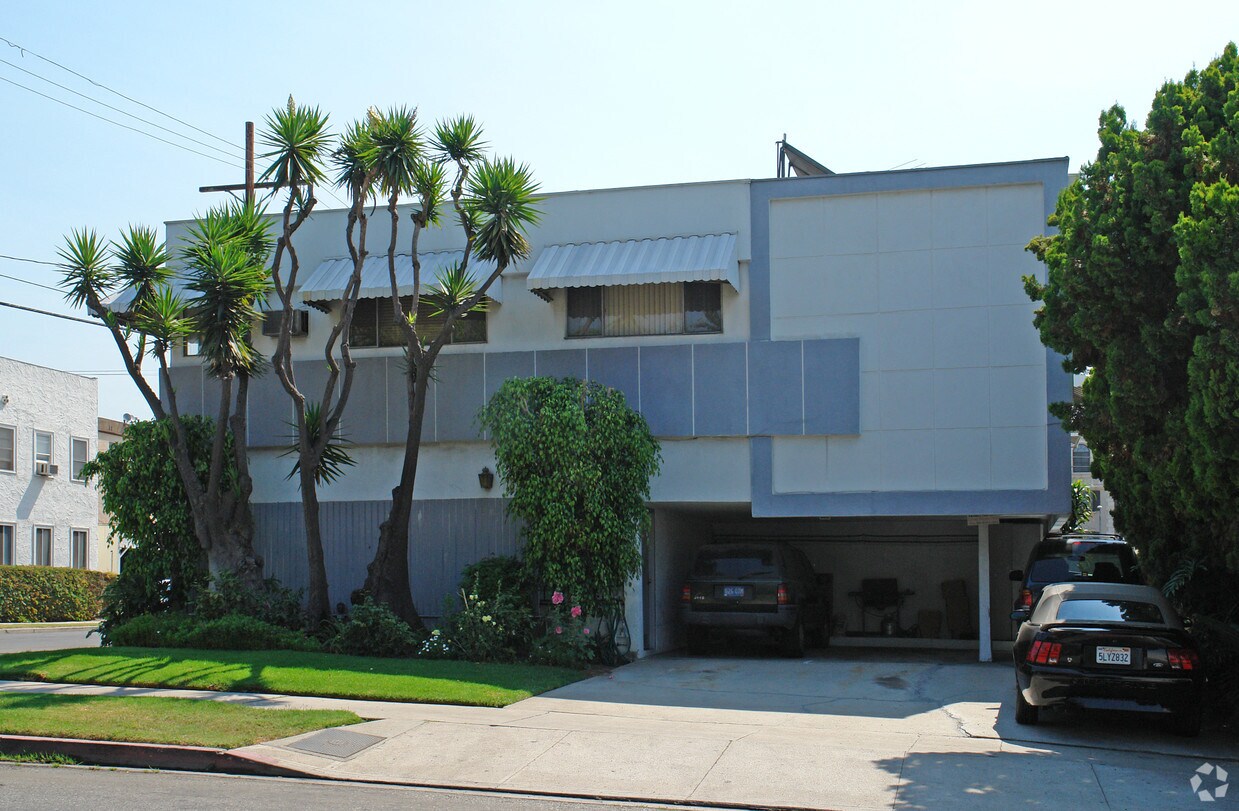 Building Photo - 8440 Willoughby Ave