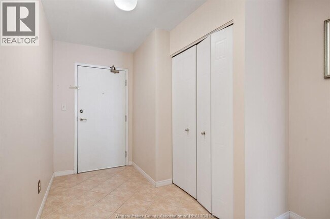 Photo du bâtiment - 5000 Wyandotte St E