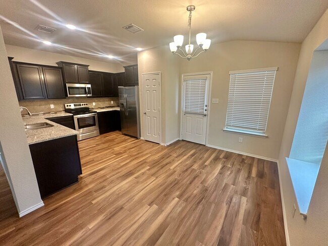 Foto del edificio - AVAILABLE NOW ! 1 WEEK FREE MOVE IN SPECIAL