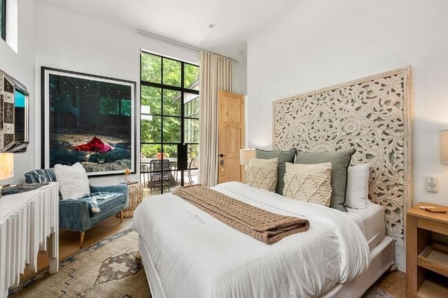 Building Photo - 1008 Albion Ave NE