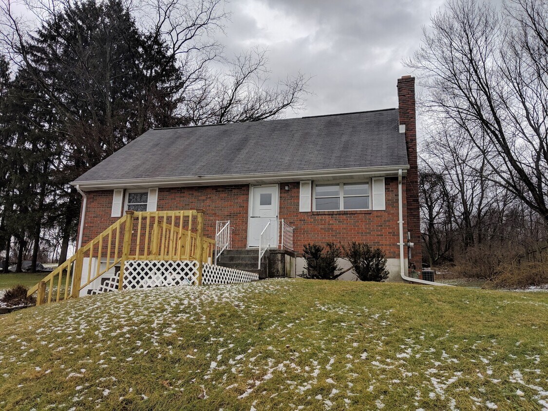 Primary Photo - Beautifully Kept 4 Bedroom House next to U...