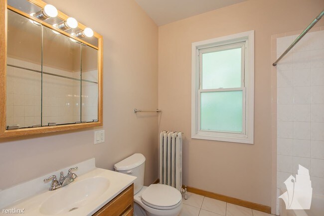 Building Photo - 2 br, 1 bath  - 4857 W Schubert Ave 1st Floor