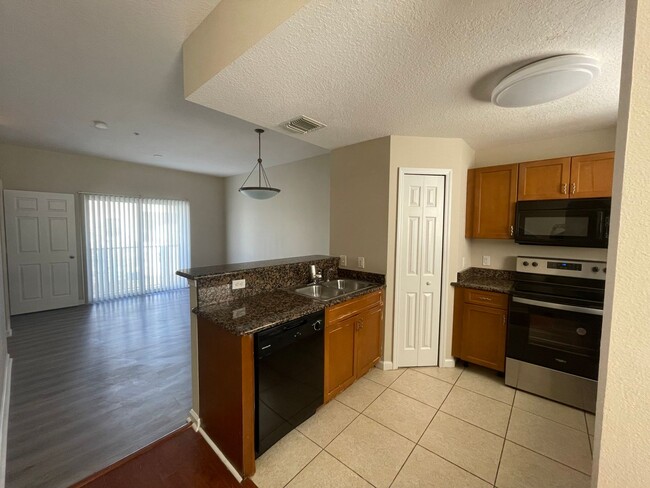 Building Photo - $300 credit !!! 3 BEDROOM 3.5 BATH STUCCO ...