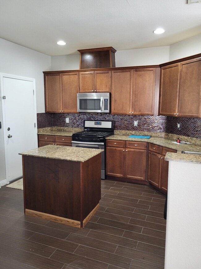 Granite+ Stainless steal - 1137 Evergreen Cove St