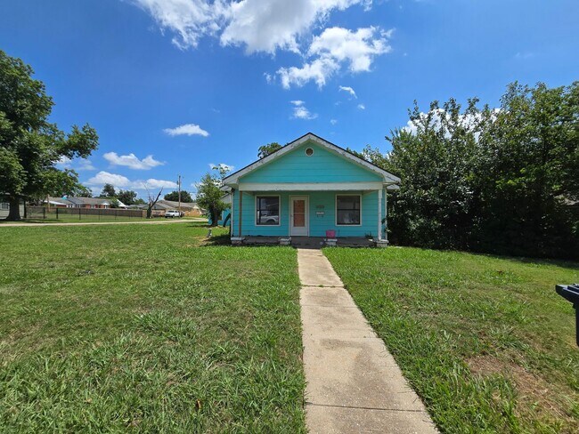 Building Photo - Charming 2 bedroom, 1 bathroom home
