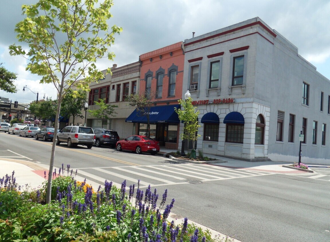 Building Photo - 61-65 E Downer Pl