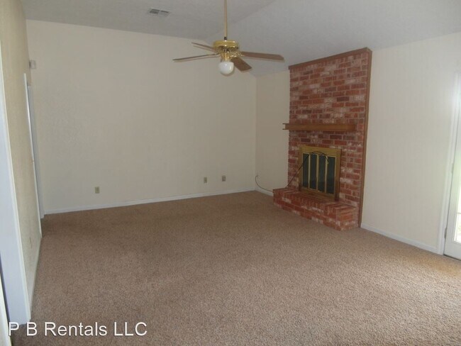 Building Photo - 3 br, 1.5 bath House - 1423 SE Hillcrest Dr.