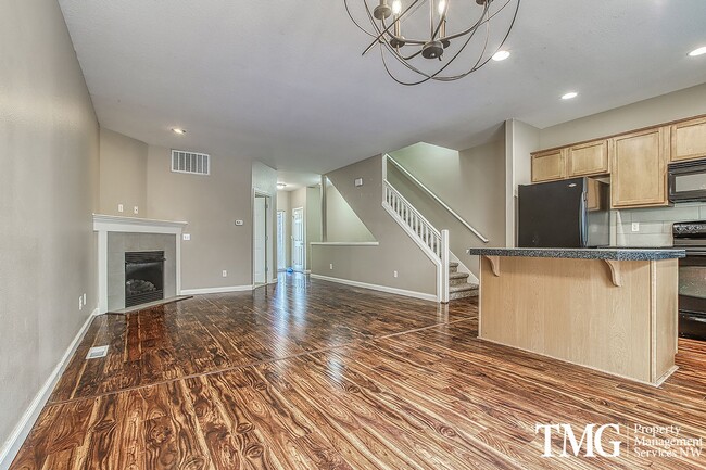 Building Photo - Wonderful 4 bed 2.5 Bath Townhome in Hills...