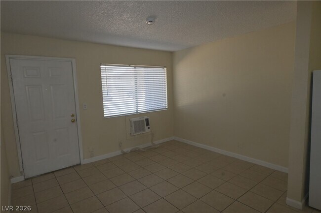 Building Photo - 3021 E Carey Ave