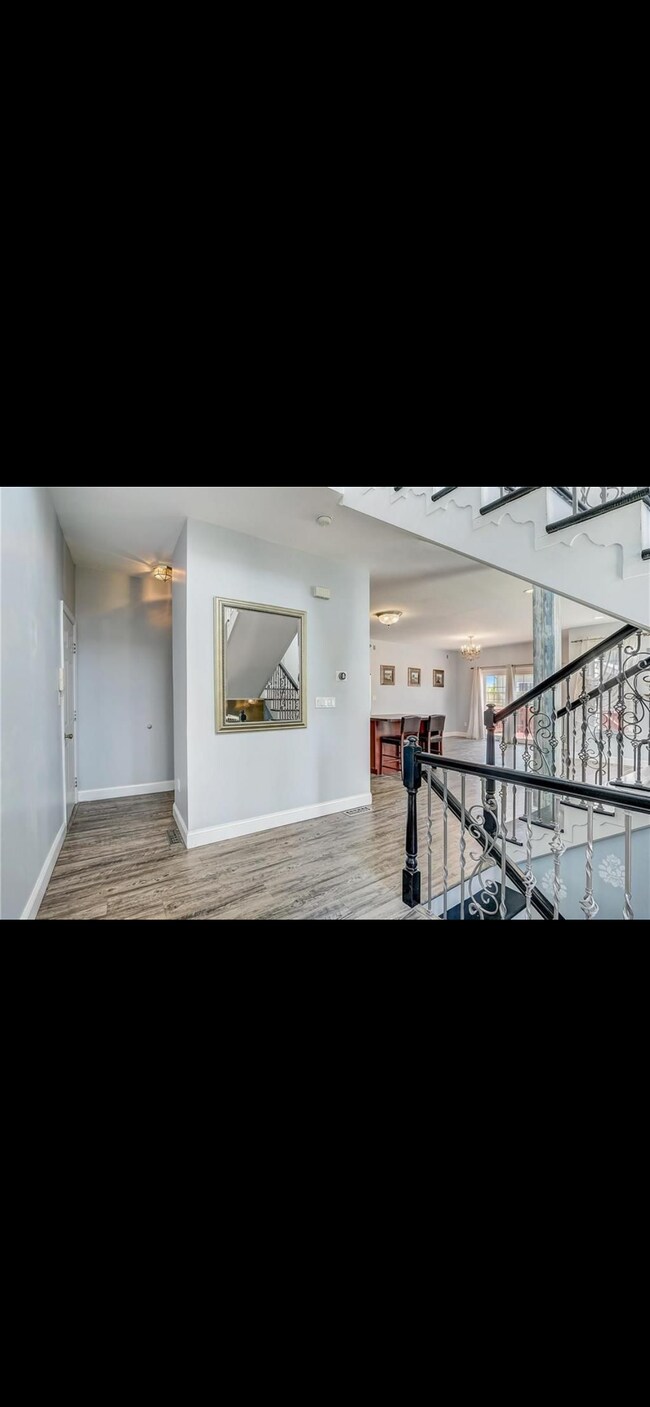Building Photo - 5547 Spring Ridge Dr W