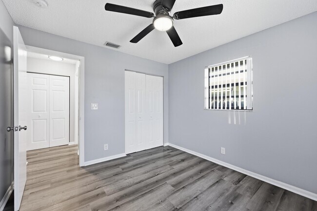 Foto del edificio - 1565 W 28th St