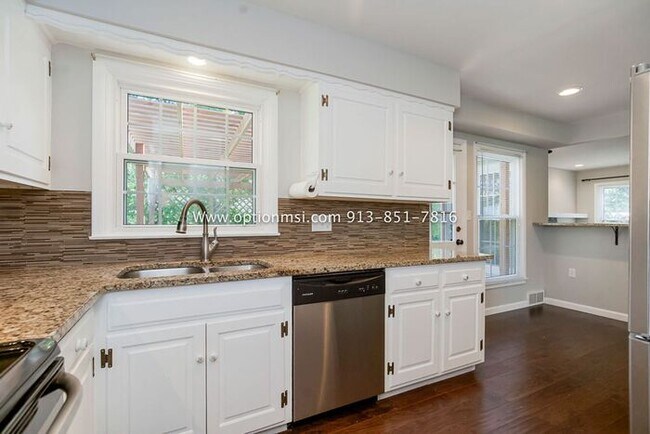 Foto del edificio - Fantastic four-bedroom ranch in the heart ...