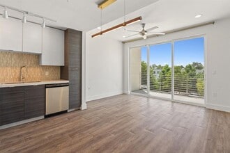 Building Photo - 604 N Bluff Dr