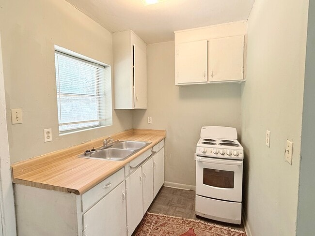 Building Photo - 2-Bedroom Duplex