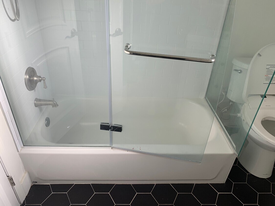 bathroom 1 - 5171 W 21st St