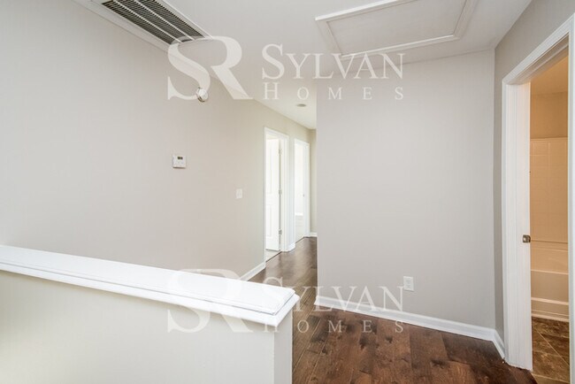 Building Photo - Gorgeous 4-bedroom, 2.5-bathroom house