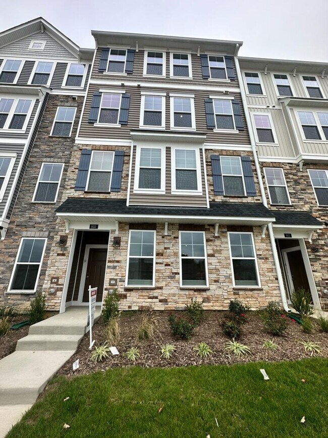 Foto del edificio - 803 Birchwood Hl Pl