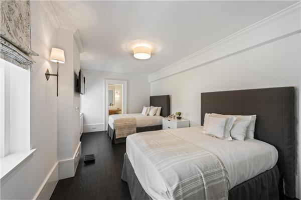 Foto del edificio - 111 W 56th St