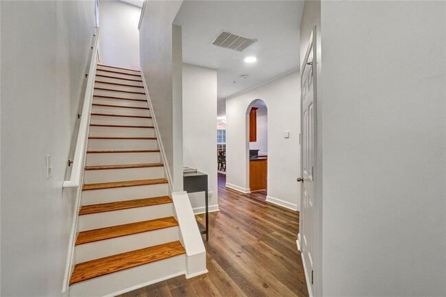 Foto del edificio - 702 Surrey Park Pl SE