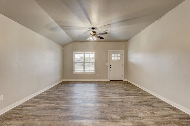 Foto del edificio - 718 Ivy Ln