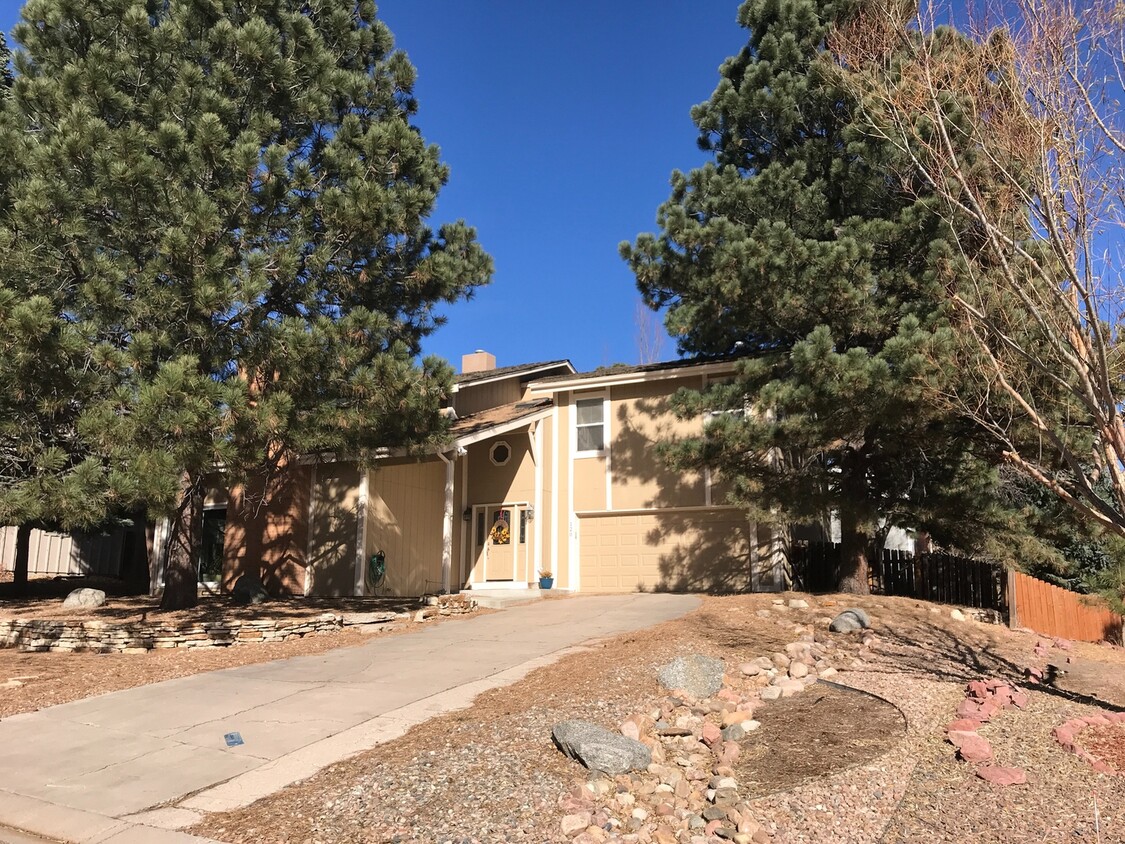 Primary Photo - Rockrimmon 4bdrm Custom Home....D20 Schools