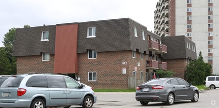 Building Photo - 918-922 Wonderland Road South