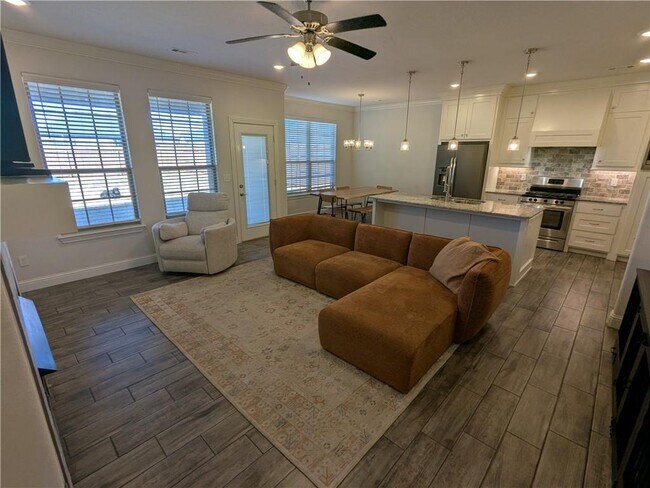 Foto del edificio - 1040 E Skyline Lp