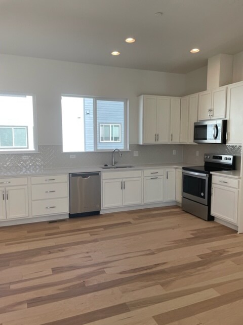 Large kitchen - 658 Paintbrush Ln