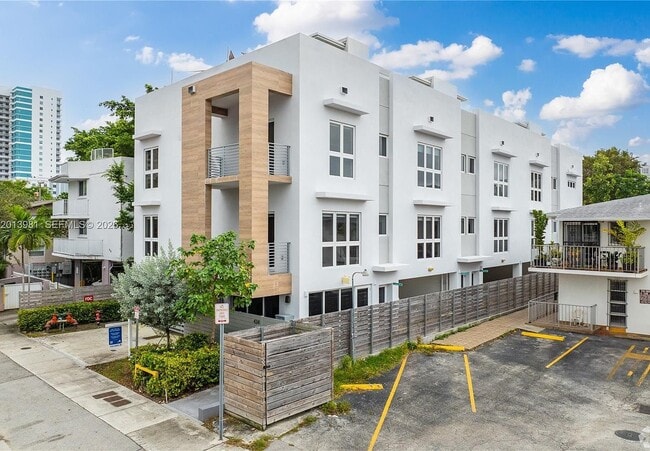 Building Photo - 434 SW 10th St