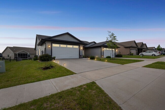 Foto del edificio - Spacious 4BR Townhome in North Liberty