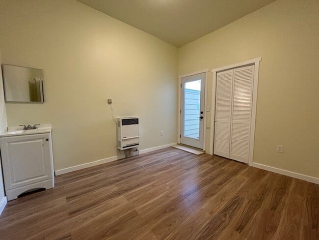 Building Photo - COMING SOON- Comfortable room, has communal kitchenette, and bathrooms