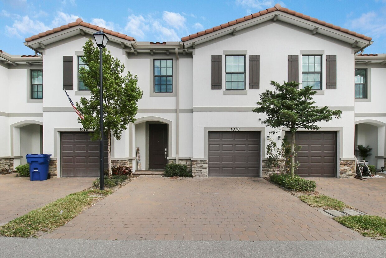 Primary Photo - 1010 Willow Pl