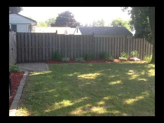 Building Photo - 808 forest circle