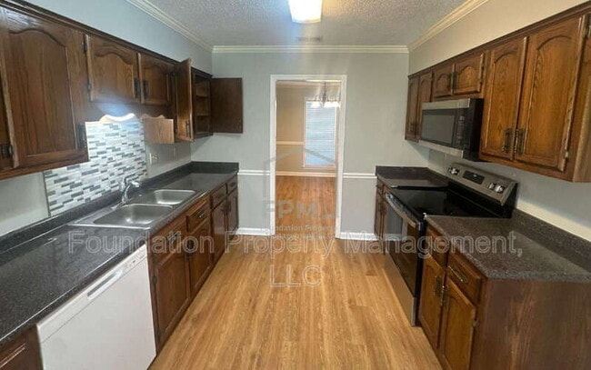 Building Photo - 1095 Carriage Dr S