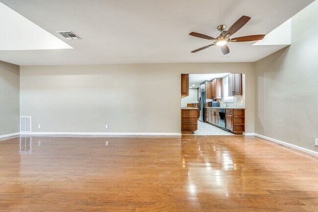 Foto del edificio - UPDATED 2-BEDROOM TOWNHOME IN MIDTOWN
