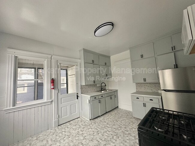 Building Photo - 515 Village St