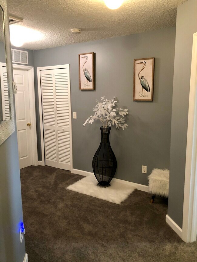 Foto del edificio - 447 Sherwood Oaks Dr
