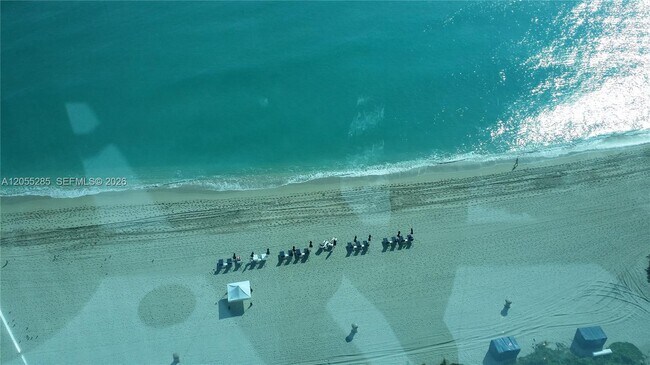 Foto del edificio - 17121 Collins Ave