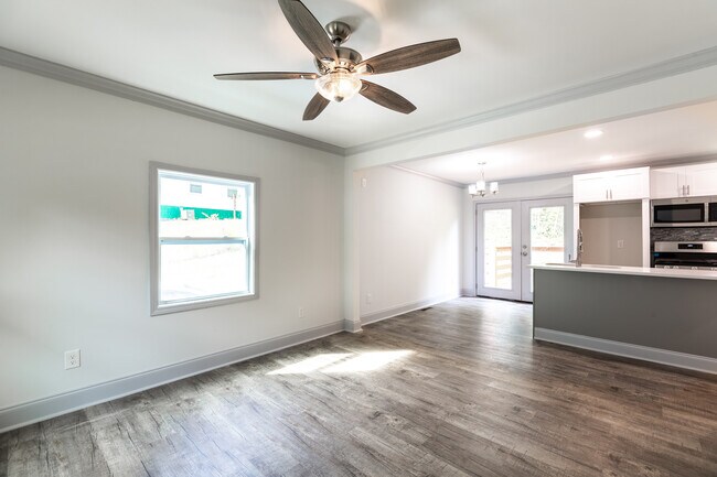 Building Photo - 2441 Swallow Cir SE