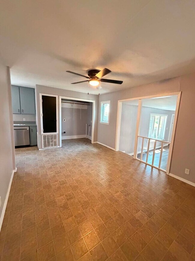 Foto del edificio - Spacious 4 Bedroom, 1 Bathroom Home with Bonus Living Area & Fireplace!
