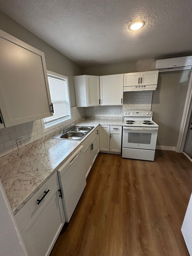 Building Photo - Fully Remodeled 2 Bed 1 Bath Duplex