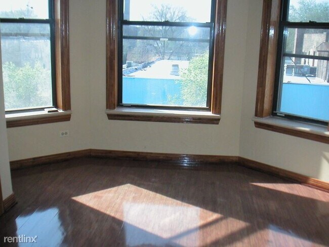 Foto del edificio - 3 br, 1 bath Apartment - 1752 W 35th St
