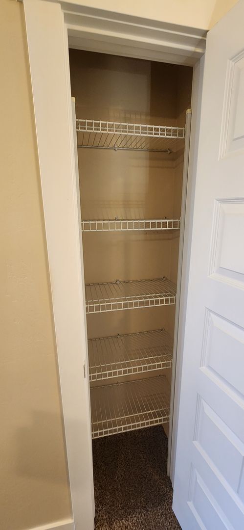Foto del edificio - Beautiful End-Unit 4 Bedroom Townhome in S...