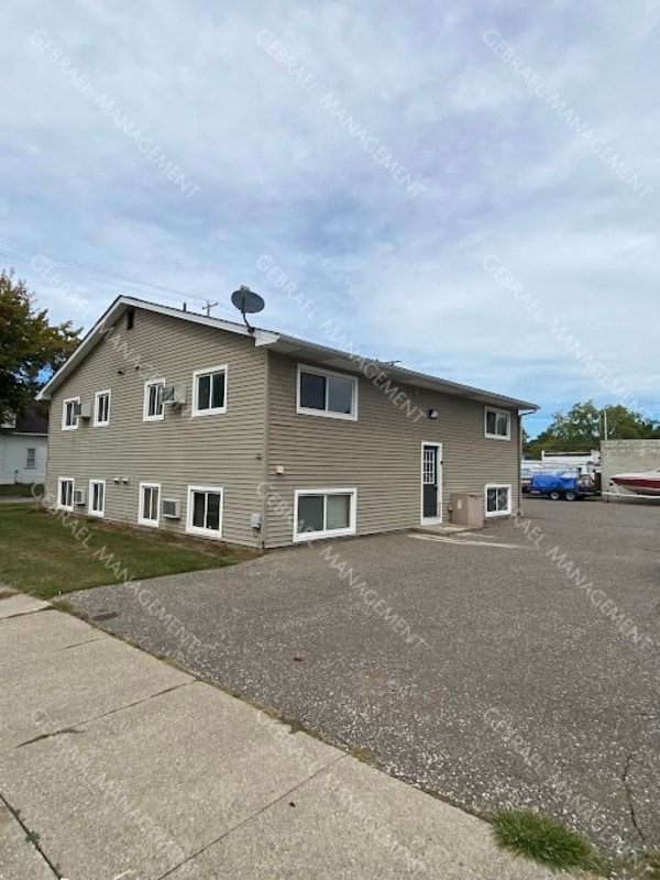 Building Photo - 520 S Andre St